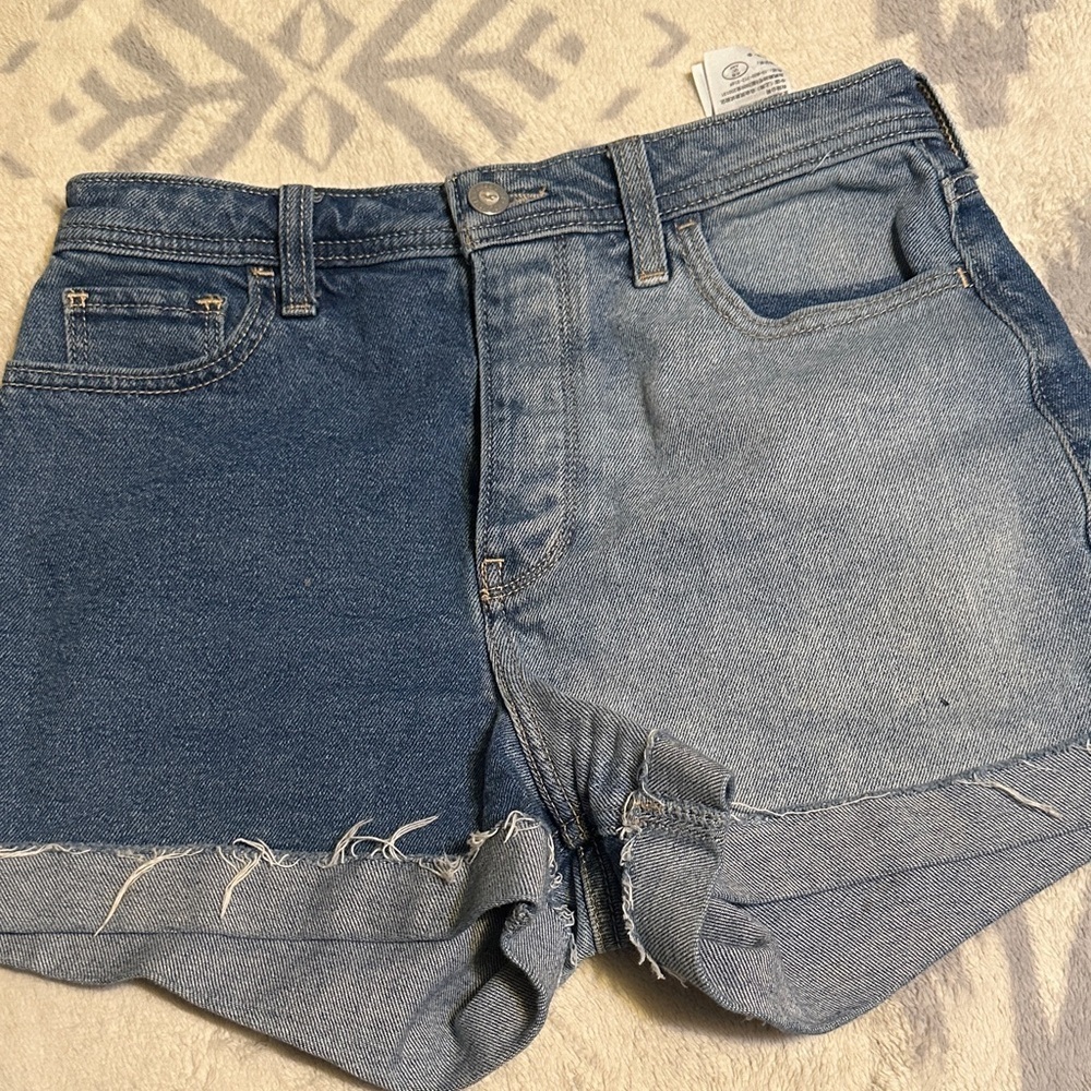 Hollister ultra high rise Mom women’s  cuffed Two-Tone Jean Shorts size 27 - Picture 2 of 9